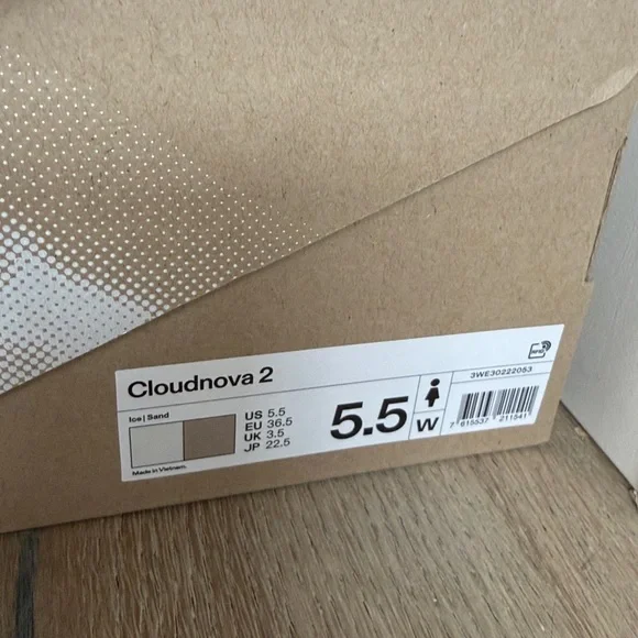 GUC on running cloudnova 2 ice/sand size 5.5 with original shoe box - Picture 2 of 16